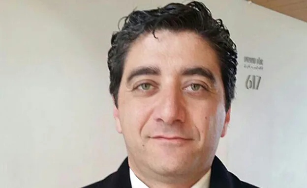 ''מנהלים דיון בביהמ''ש''. עו''ד טנוס