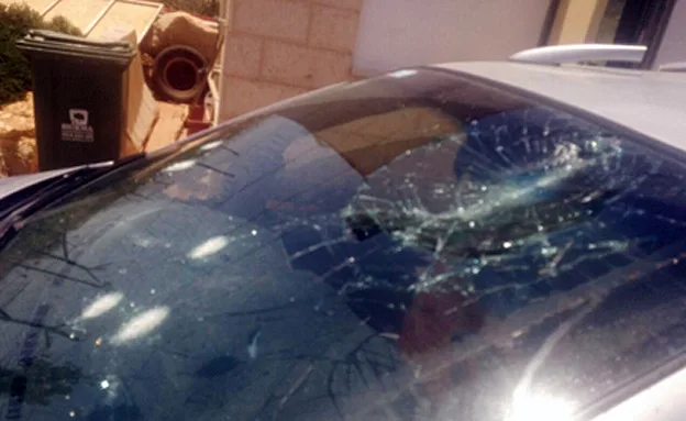 הרכב שנרגם באבנים