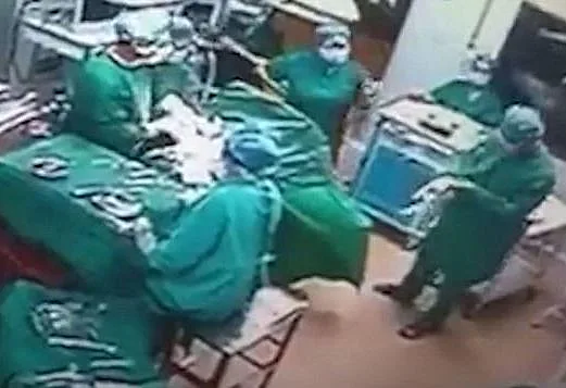 שניות לפני שהמנתח הכה בברוטליות את בת זוגו האחות