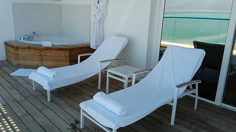 בסך הכל פינוק. מרפסת הסוויטה