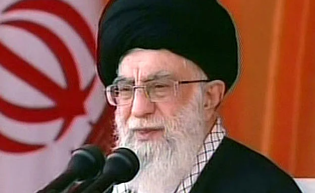 המנהיג שקובע באמת. חמינאי