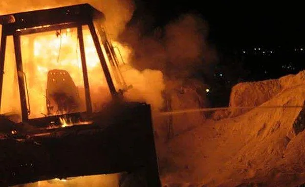 טרקטור שהוצת בכפר הפלסטיני בורין