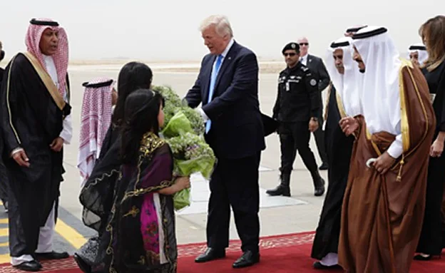 טראמפ ומלאניה התקבלו על ידי המלך