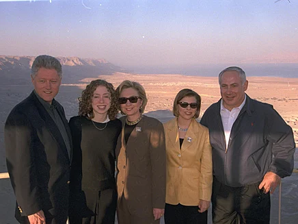 הקלינטונים ובני הזוג נתניהו במצדה, 1998