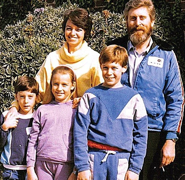 מרטין (בקדמת התמונה) בצילום אחרון לפני שהמחלה התפרצה