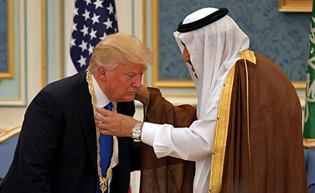 טראמפ מקבל אות כבוד בריאד