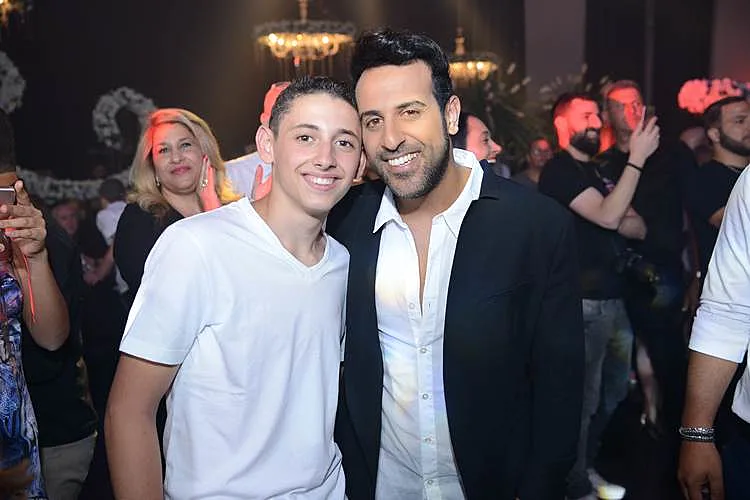 דודו אהרון עם חתן השמחה