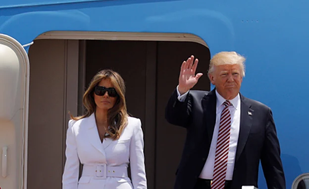 הנשיא ורעייתו יוצאים מהמטוס בנתב''ג (רויטרס)