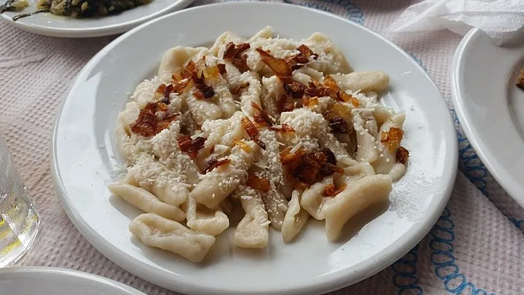 מקרונס- אטריות מיוחדות, פטה והמון בצל מטוגן