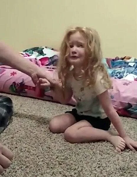 אוולין ממררת בבכי כשהיא מגלה כי רגליה משותקות