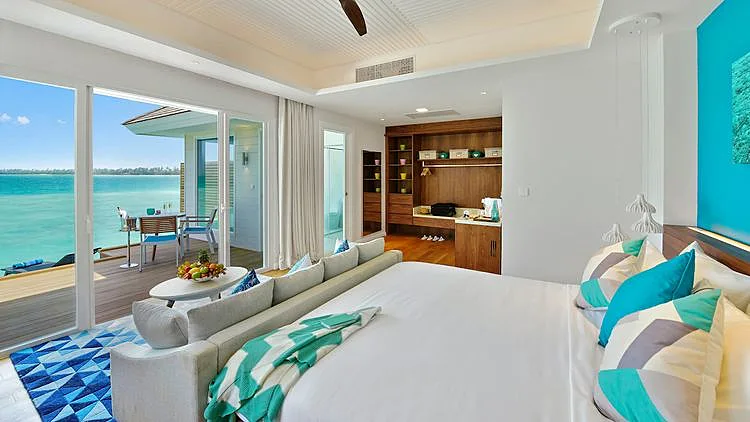 האוקיינוס ההודי מגיע ממש עד למיטה שלכם. Kandima Resort, האיים המלדיבים