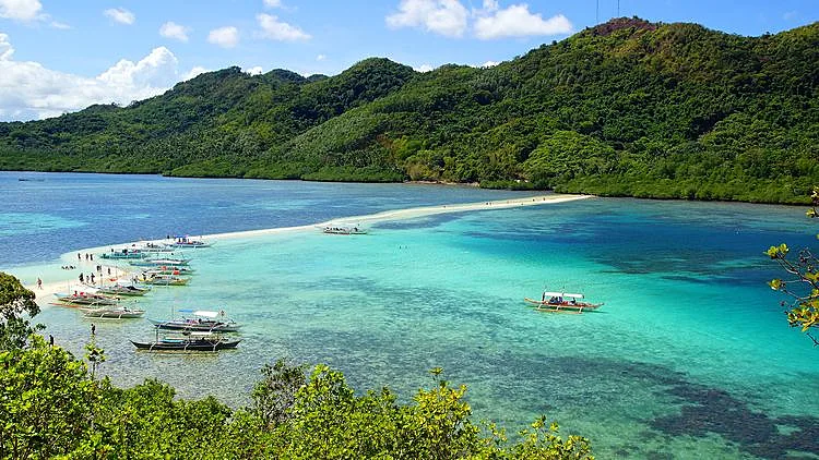 זכה לשמו בשל צורתו דמויית הנחש וניתן לבקר בו במסגרת שיט סובב איים במפרץ. חוף הנחש