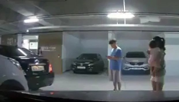 האם המבוהלת הרימה את ביתה, עד הראייה אדיש