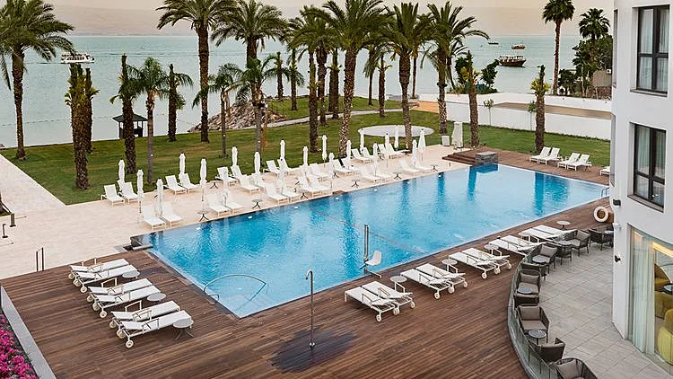 בריכה על החוף