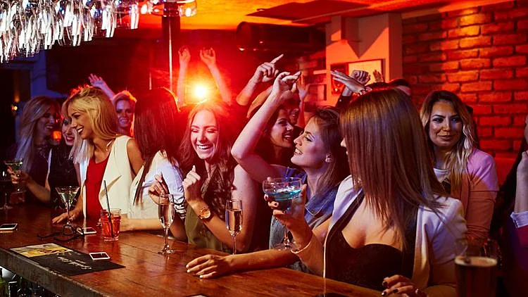 מועדון בילוי פופולרי שמכיל גם מסעדה וגם בר עם הופעות חיות. Cantina de Frida, בלגרד