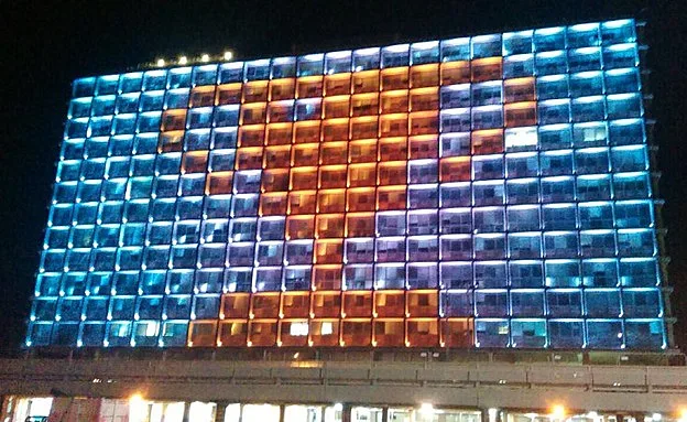 בניין עיריית ת''א הואר בצבעי הקבוצה