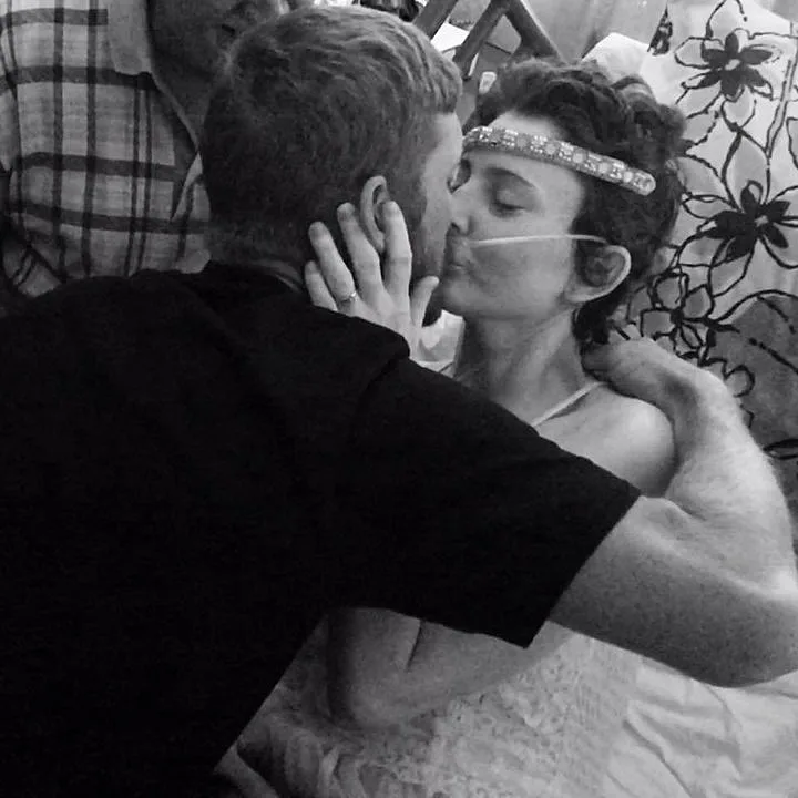 מאט נושק לרונדה לאחר שהתחתנו בטקס מאולתר