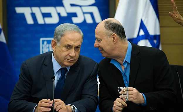 קיבל ''בשורת איוב''. הנגבי לצד רה''מ (יונתן סינדל / פלאש 90)