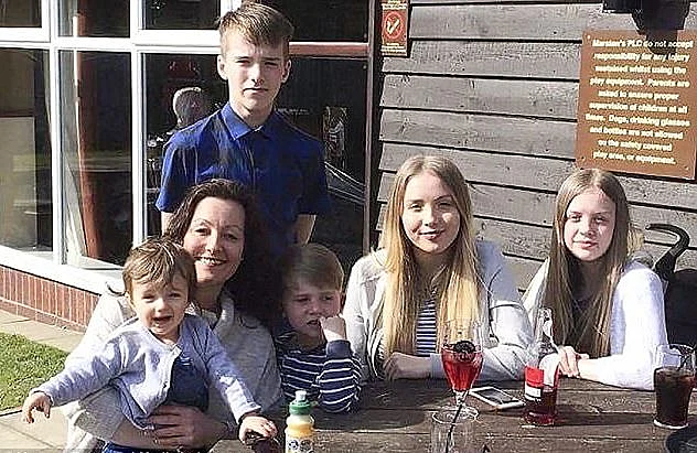 סאלי ו-5 ילדיה