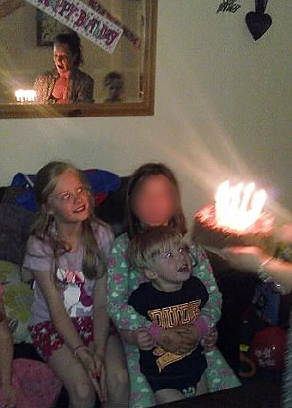 סאלי מגישה את העוגה, ה''ילד'' המסתורי ברקע