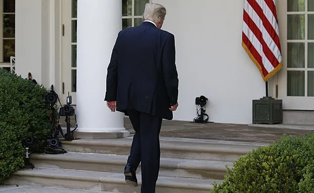 הולך לאחור. טראמפ