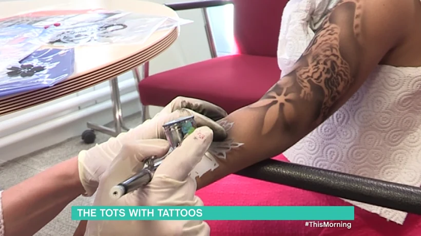 הקעקועים נעשים בהתזת דיו