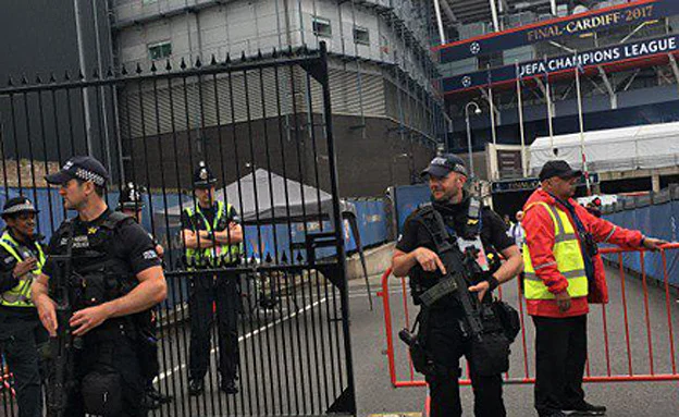 אבטחה מוגברת מחוץ לאצטדיון בקארדיף