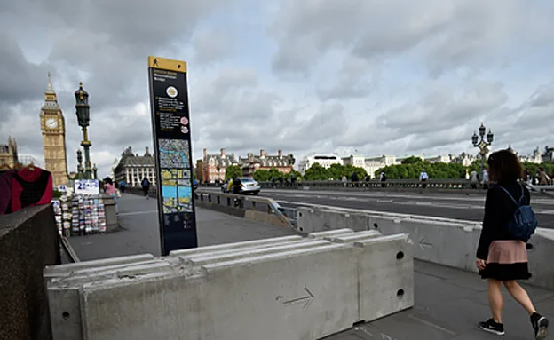 מנסים לשוב לשגרה, אך הרחובות ריקים