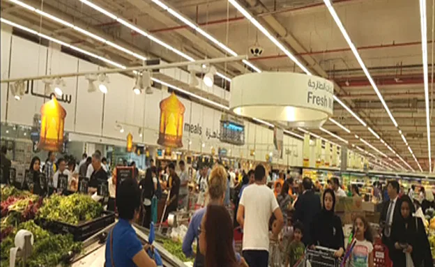 מסתערים על הסופרמרקט בקטר