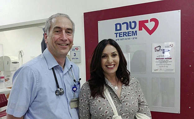 שרה רגב עם הרופא המטפל, ד''ר טד זלוט