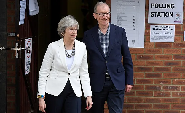 מיי ובעלה מחוץ לקלפי. אתמול