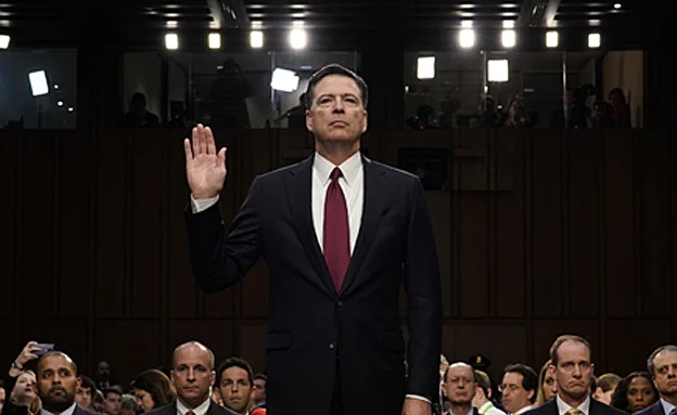 קומי במהלך עדותו בסנאט, אמש