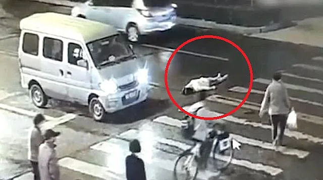 הולכי הרגל עוברים ומתעלמים מהאישה השרועה על הכביש