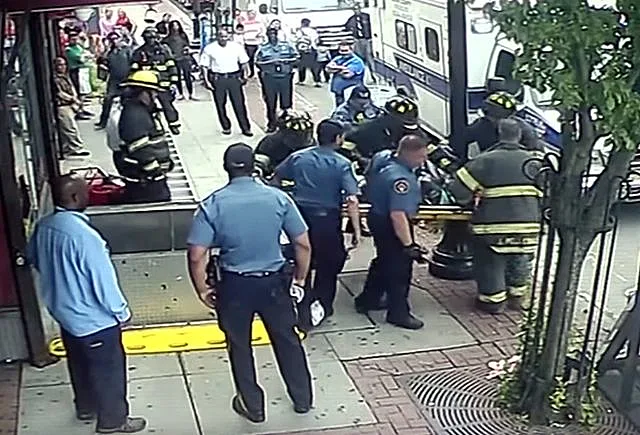 כוחות הביטחון מחלצים את האישה