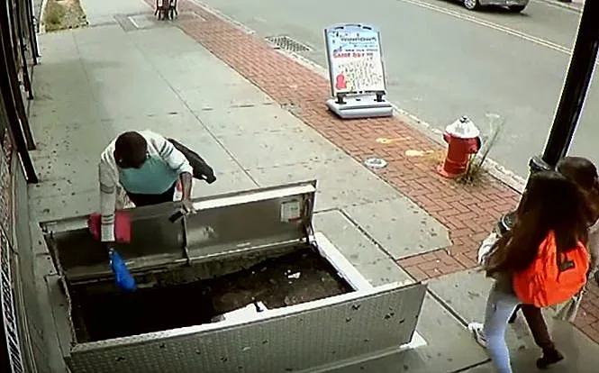 הרגע בו האישה נתקלה בפתח הבור