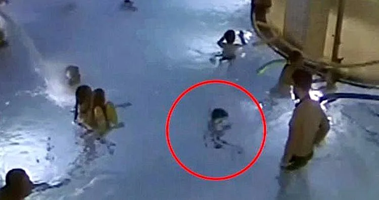 הילד טובע, הגבר שלצידו לא מבחין בכך