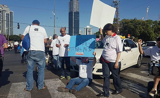 מפגינים חוסמים את הכביש בת''א