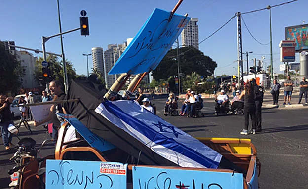 מפגינים חוסמים את הכביש בת''א
