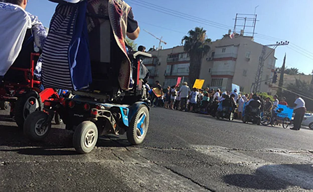 מפגינים חוסמים את הכביש בת''א