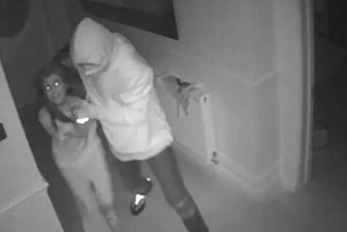 האם נתפסת ע''י אחד הפורצים ומובלת לקומה השנייה