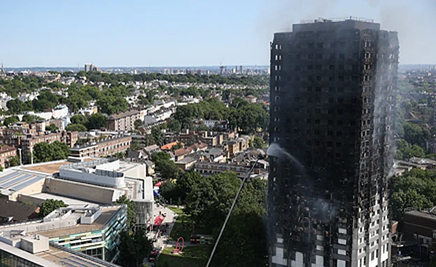 ''העשן ימשיך להגיח מהבניין'' (רויטרס)