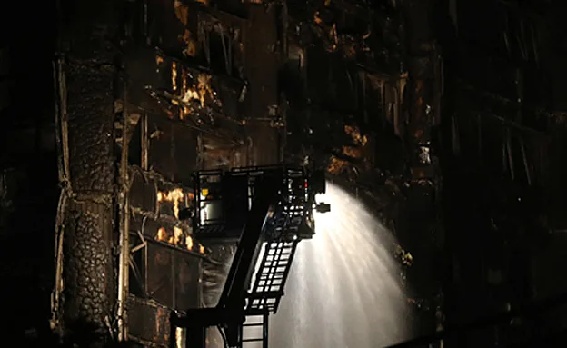 מאמצי הכיבוי נמשכו לתוך הלילה (SKY NEWS)