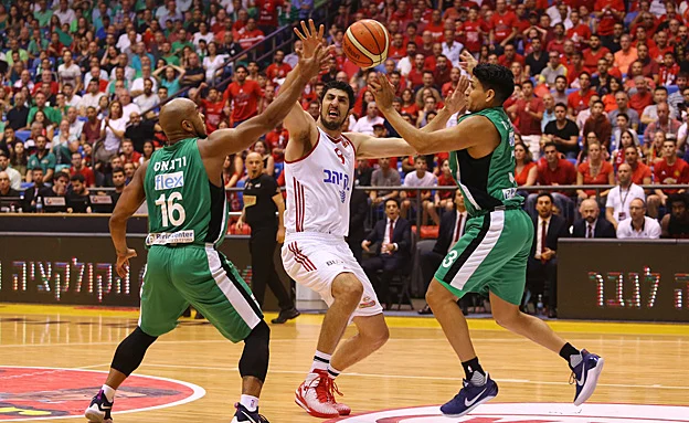 ליאור אליהו נלחם על הכדור