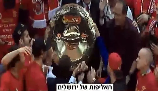 השרה רגב (כחול) ויו''ר המנהלת שמואל פרנקל מניפים את הצלחת