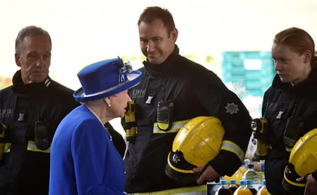 המלכה אליזבת בביקור בזירה (רויטרס)