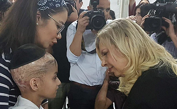 נתניהו במהלך הביקור באוהל המחאה