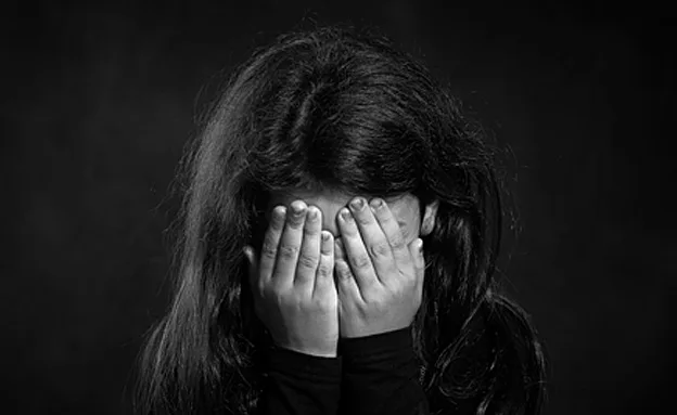 ''איימה עליה שתדקור אותה''