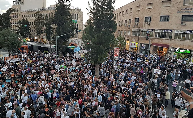 מאות יצאו לרחובות