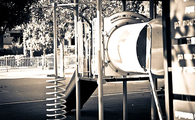 הנערה סרסרה את בת ה-12 לזנות