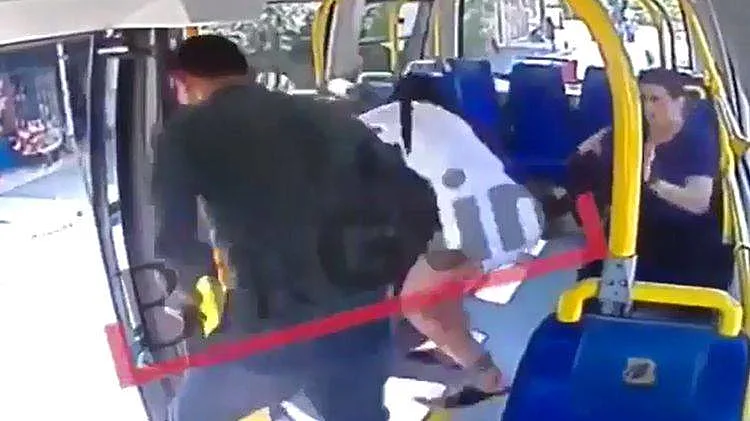 תוקף בחורה. הנוסעים המומים